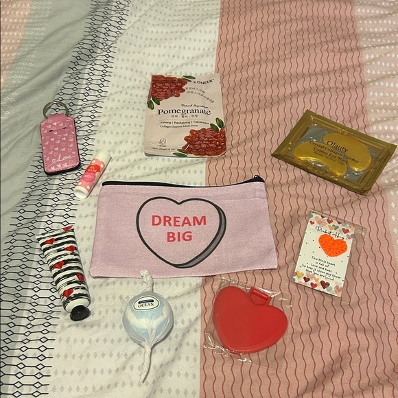 Valentine’s Beauty Bundles (Choose 1) 9 pieces - Picture 16 of 17